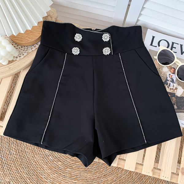 Jauns sieviešu šortu modelis ar pogām baltā un melnā krāsā