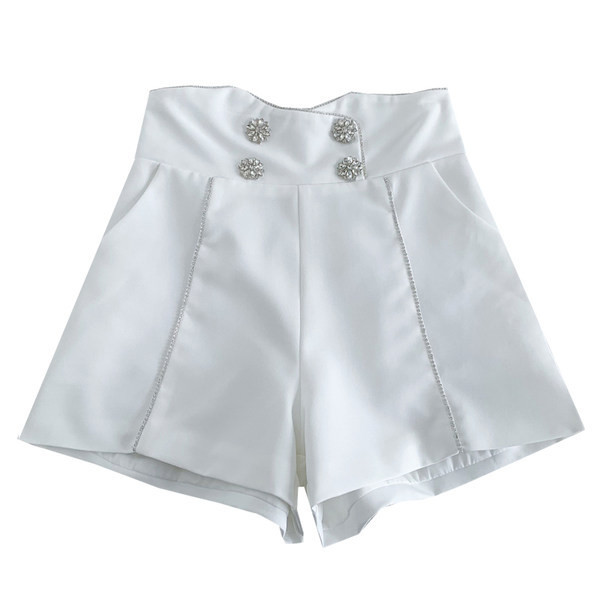 Jauns sieviešu šortu modelis ar pogām baltā un melnā krāsā