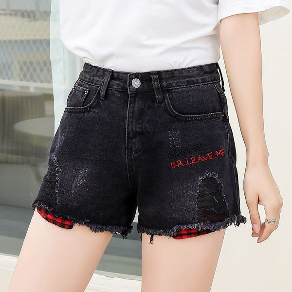 Pantaloni scurți moderni de damă cu o inscripție și motive rupte