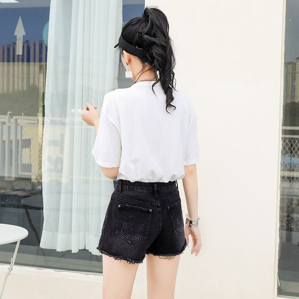 Pantaloni scurți moderni de damă cu o inscripție și motive rupte