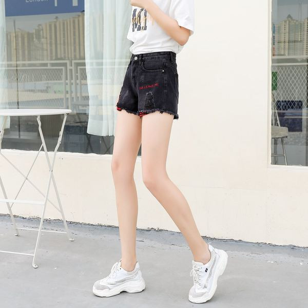 Pantaloni scurți moderni de damă cu o inscripție și motive rupte