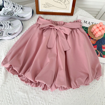 Jauns sieviešu šortu modelis ar saitēm vairākās krāsās