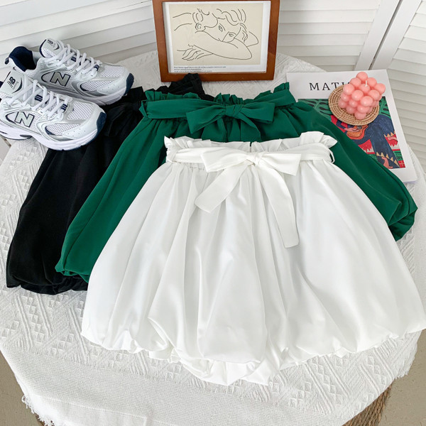 Jauns sieviešu šortu modelis ar saitēm vairākās krāsās