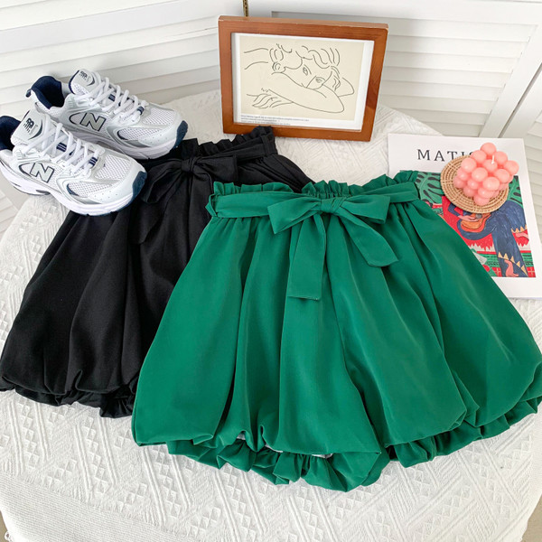 Jauns sieviešu šortu modelis ar saitēm vairākās krāsās