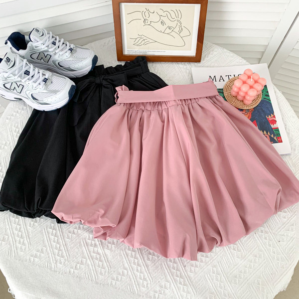 Jauns sieviešu šortu modelis ar saitēm vairākās krāsās