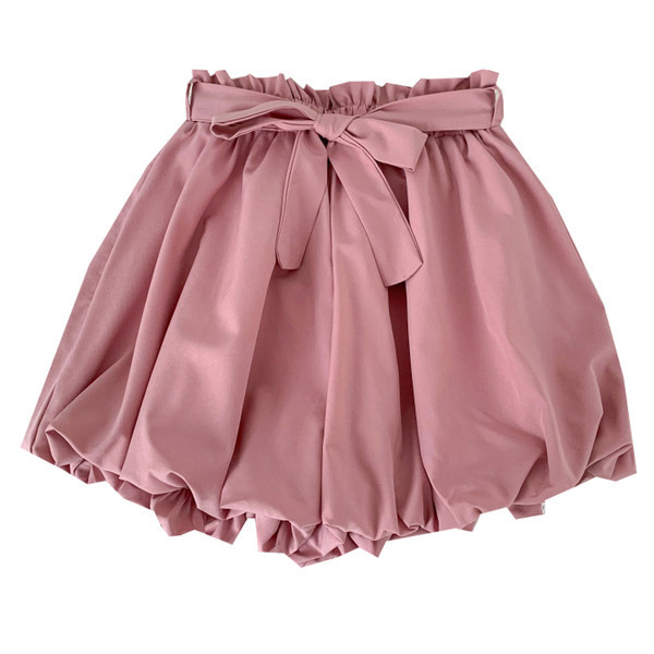 Jauns sieviešu šortu modelis ar saitēm vairākās krāsās