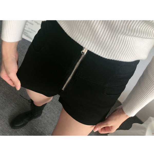 Aktuālie sieviešu šorti ar augstu vidukli un rāvējslēdzēju