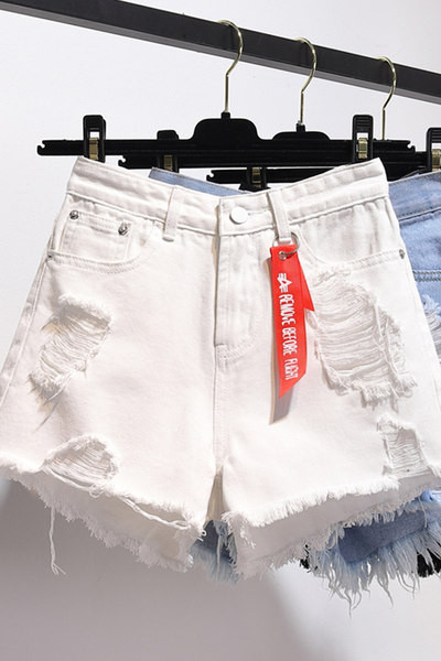 Jauns šortu modelis ar kabatām un saplēstiem motīviem