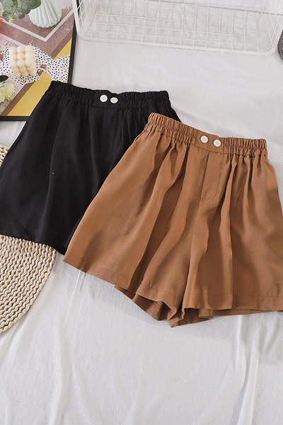 Sieviešu šorti ar elastīgu jostasvietu un pogām