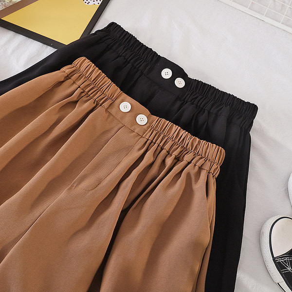 Sieviešu šorti ar elastīgu jostasvietu un pogām