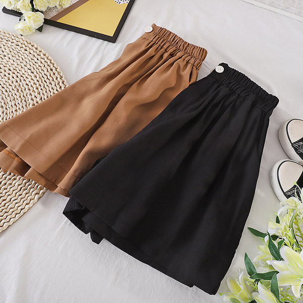 Sieviešu šorti ar elastīgu jostasvietu un pogām