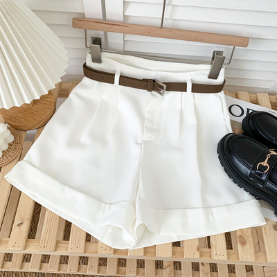 Mūsdienīgi sieviešu šorti ar augstu vidukli un platām kājām