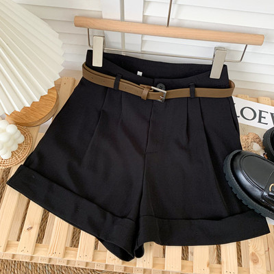 Mūsdienīgi sieviešu šorti ar augstu vidukli un platām kājām