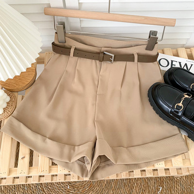 Mūsdienīgi sieviešu šorti ar augstu vidukli un platām kājām