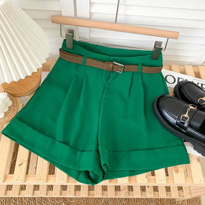 Mūsdienīgi sieviešu šorti ar augstu vidukli un platām kājām