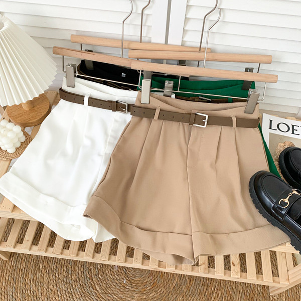 Mūsdienīgi sieviešu šorti ar augstu vidukli un platām kājām