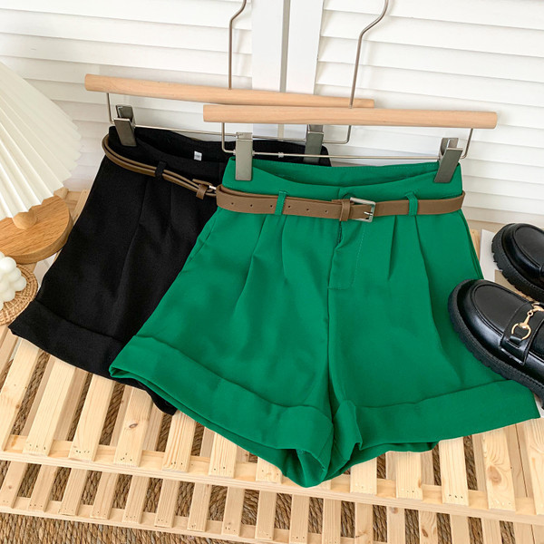 Mūsdienīgi sieviešu šorti ar augstu vidukli un platām kājām