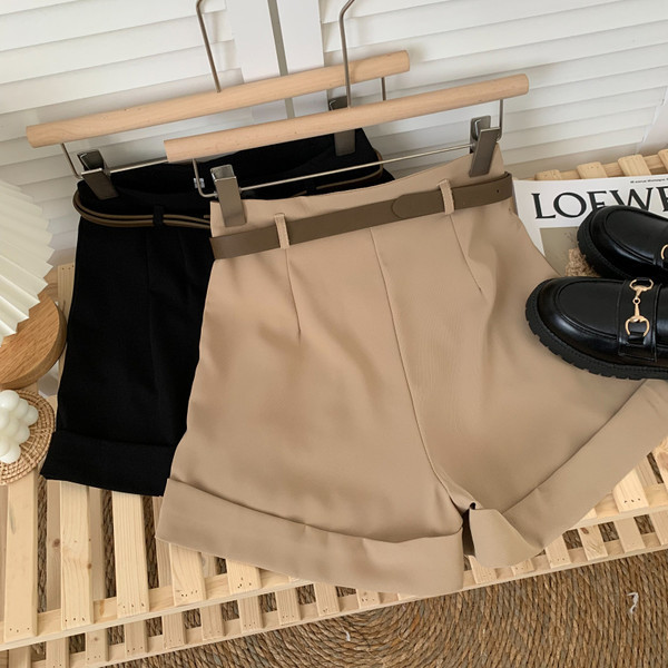 Mūsdienīgi sieviešu šorti ar augstu vidukli un platām kājām