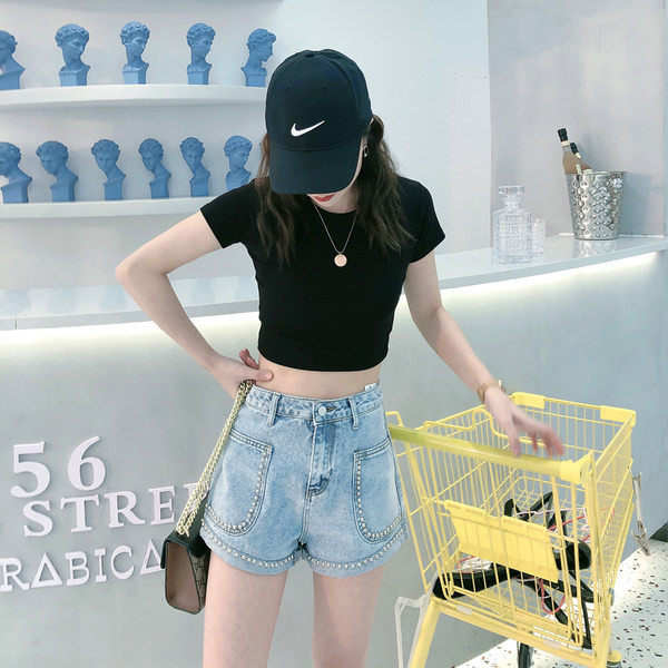 Pantaloni scurti eleganti de dama cu talie inalta si perle decorative