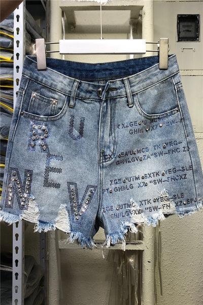 Mūsdienīgi sieviešu šorti ar izšuvumiem un dekoratīviem akmeņiem