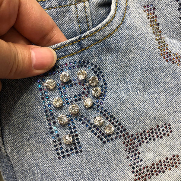 Mūsdienīgi sieviešu šorti ar izšuvumiem un dekoratīviem akmeņiem