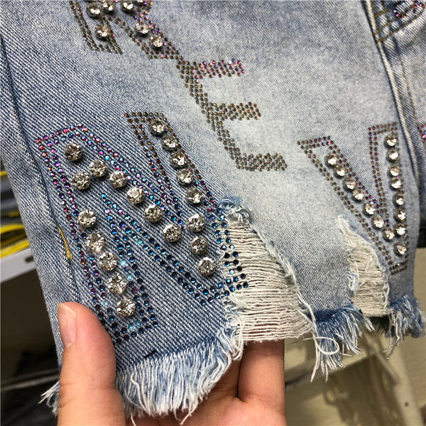 Mūsdienīgi sieviešu šorti ar izšuvumiem un dekoratīviem akmeņiem