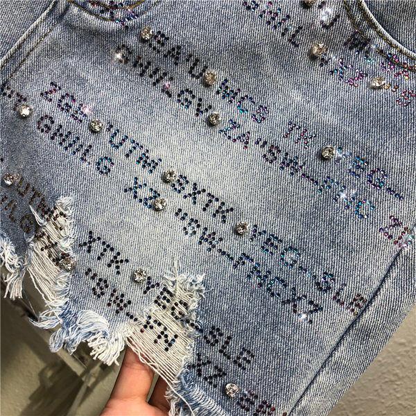 Mūsdienīgi sieviešu šorti ar izšuvumiem un dekoratīviem akmeņiem