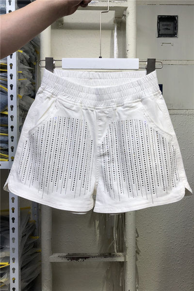 Pantaloni scurti eleganti de dama cu talie inalta si pietre decorative