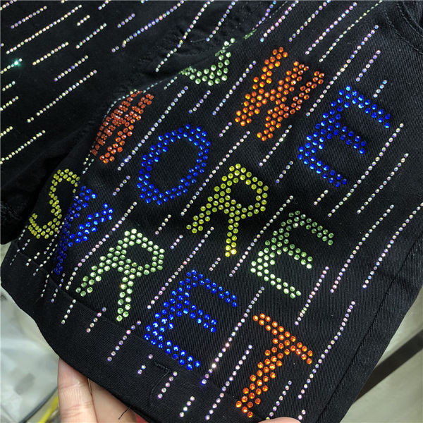 Sieviešu aktuālie šorti ar augstu vidukli un dekoratīviem akmeņiem