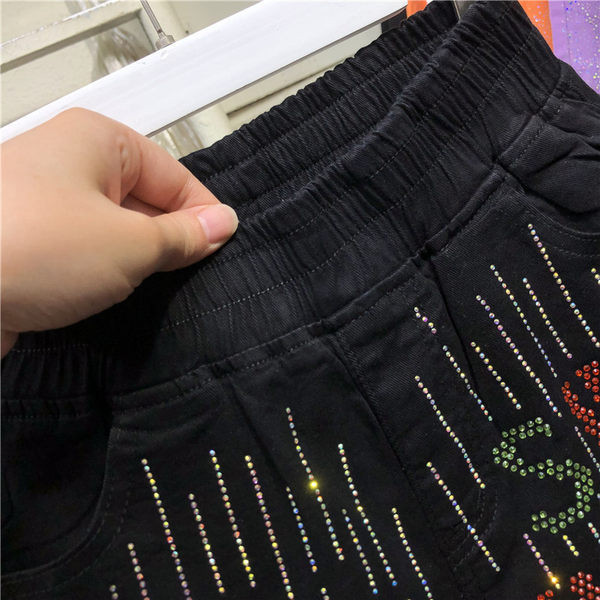 Sieviešu aktuālie šorti ar augstu vidukli un dekoratīviem akmeņiem