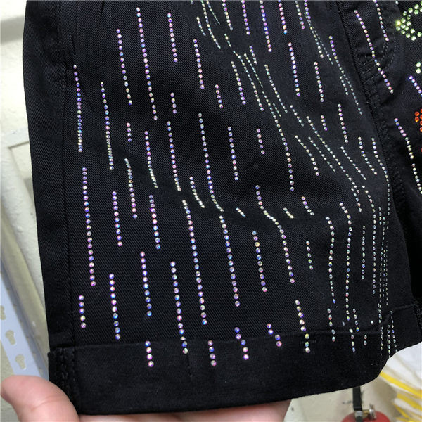 Sieviešu aktuālie šorti ar augstu vidukli un dekoratīviem akmeņiem