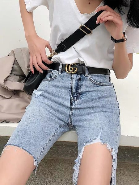 Blugi moderni de dama cu o parte decupata