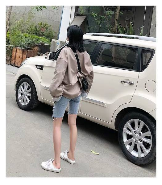 Blugi moderni de dama cu o parte decupata