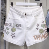 Aktuālais sieviešu šortu platais modelis ar uzrakstu