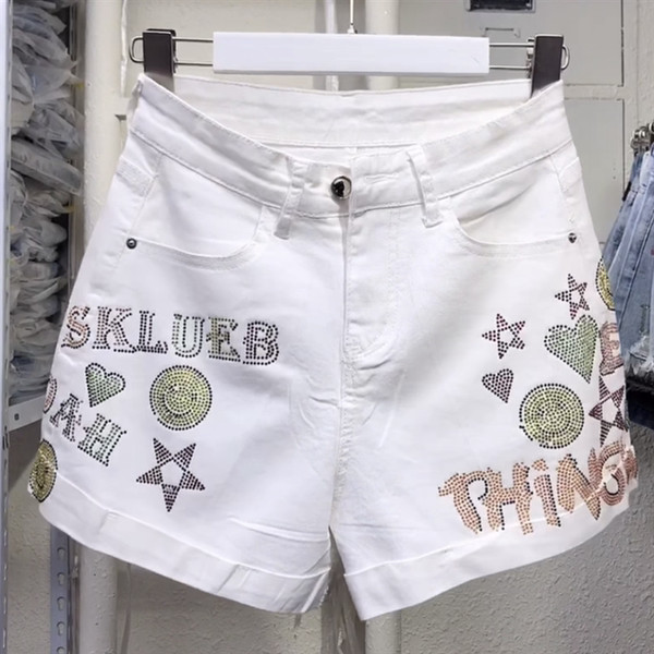 Aktuālais sieviešu šortu platais modelis ar uzrakstu