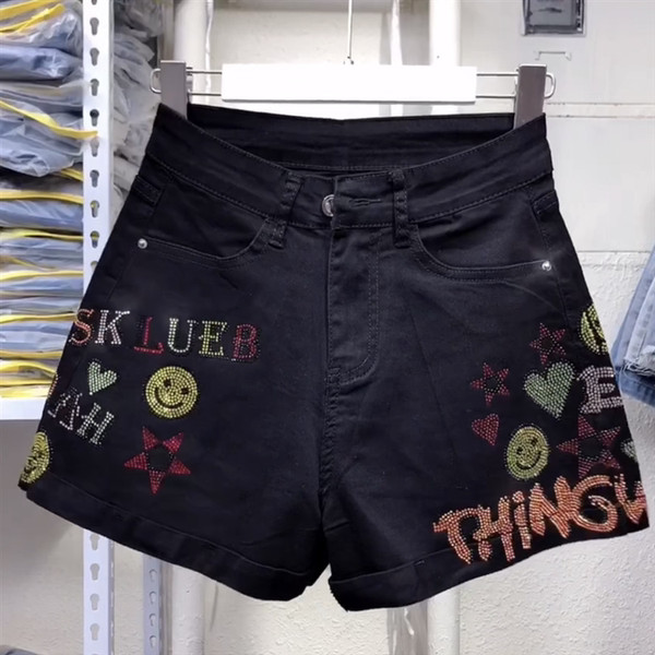 Aktuālais sieviešu šortu platais modelis ar uzrakstu