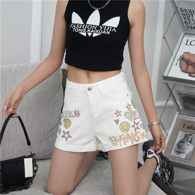 Aktuālais sieviešu šortu platais modelis ar uzrakstu