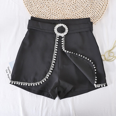 Jauns sieviešu šortu modelis ar metāla apdari