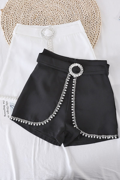 Jauns sieviešu šortu modelis ar metāla apdari