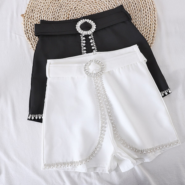 Jauns sieviešu šortu modelis ar metāla apdari