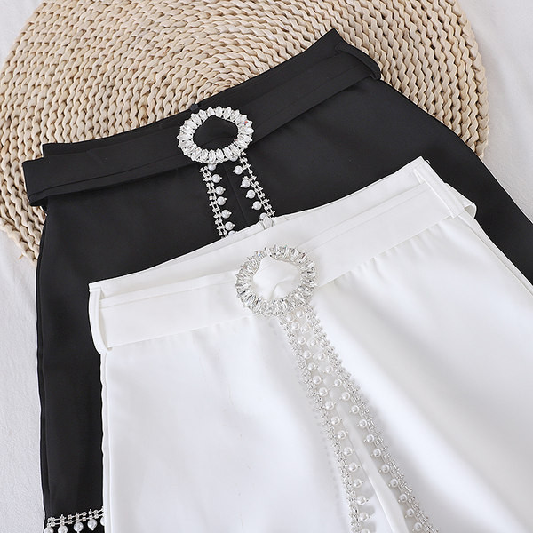 Jauns sieviešu šortu modelis ar metāla apdari