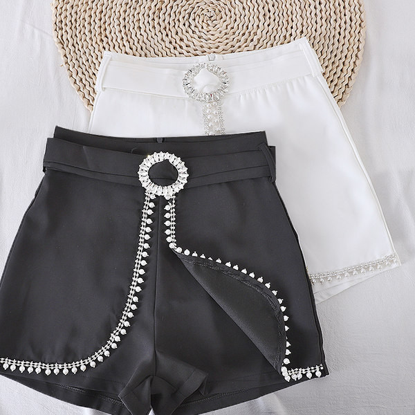 Jauns sieviešu šortu modelis ar metāla apdari