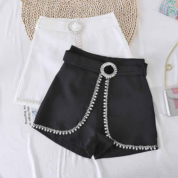 Jauns sieviešu šortu modelis ar metāla apdari