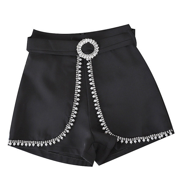 Jauns sieviešu šortu modelis ar metāla apdari