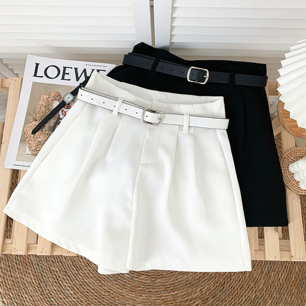 Jauns sieviešu šortu modelis - ar jostiņu un augstu vidukli