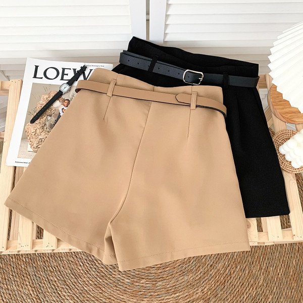 Jauns sieviešu šortu modelis - ar jostiņu un augstu vidukli