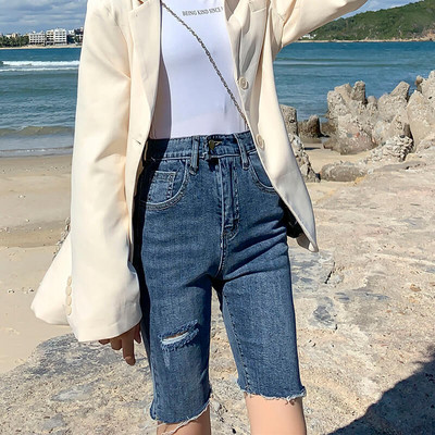 Sieviešu šorti ar saplēstiem motīviem un kabatām