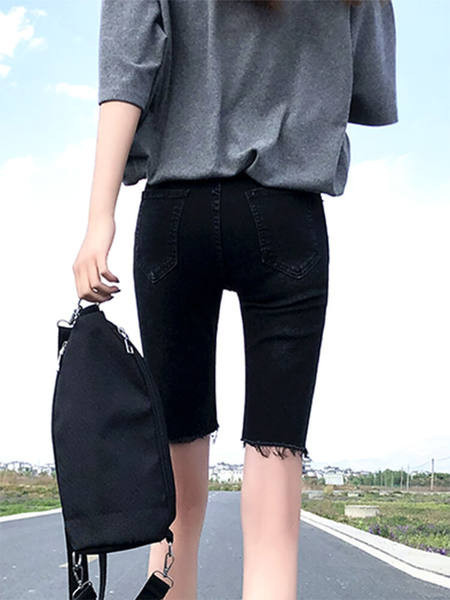 Sieviešu šorti ar saplēstiem motīviem un kabatām