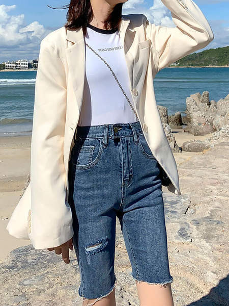 Sieviešu šorti ar saplēstiem motīviem un kabatām