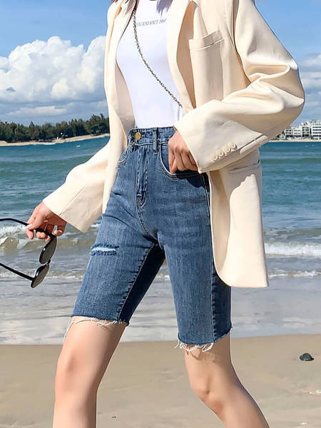 Sieviešu šorti ar saplēstiem motīviem un kabatām